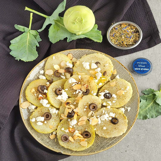 Gegrillter Kohlrabisalat mit Feta, Mandeln und Oliven