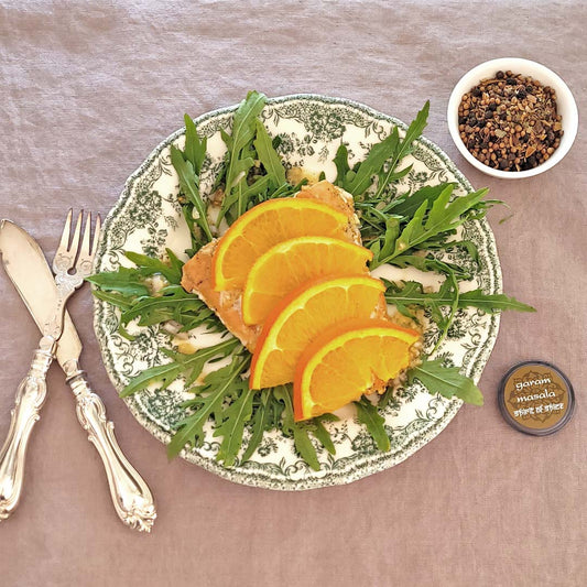 Garam masala Lachs im Ofen gegart mit Orangen auf Rucolabett