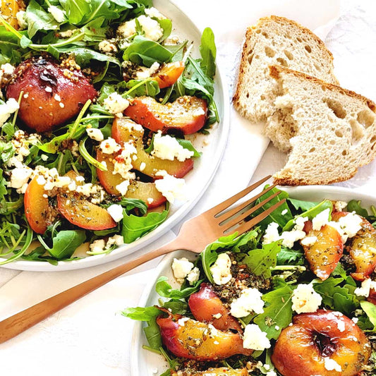 Fruchtiger gegrillter Pfirsich, Rucola und Feta mit BBQ Green