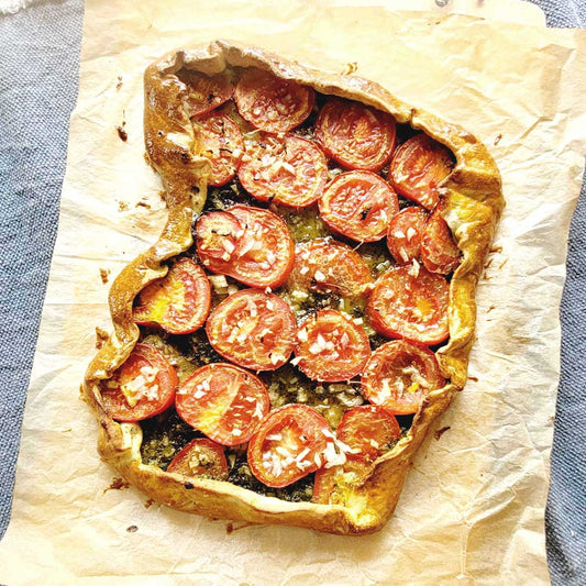 Fruchtige Tomatengalette mit Pesto Genovese und Parmesan