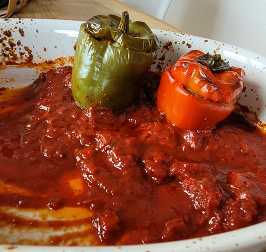 Mit Hackfleisch gefüllte Peperoni geschnort im Ofen