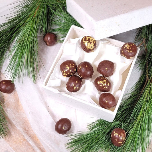 Marzipan umhüllt mit Schokolade und Chili