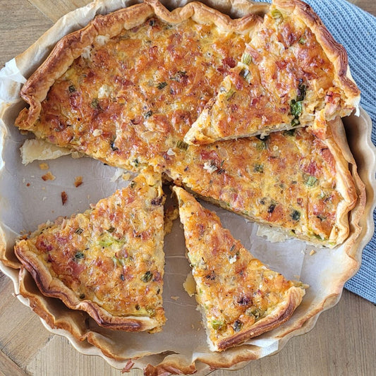 Käsequiche mit Schinken – herzhaft, würzig & goldbraun gebacken