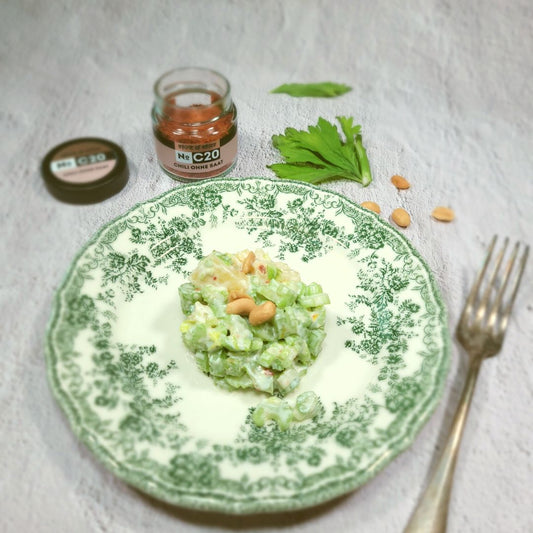 Stangenselleriesalat mit Chili, Erdnüssen und Ananas
