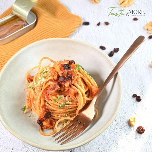 Pasta mit Anchovis, Tomaten, Rosinen und Nüssen
