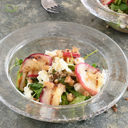 Salat mit gegrilltem Pfirsich