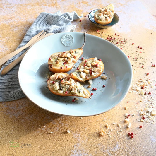 Überbackene Birne mit Chèvre Charlotte, Käse und Nüssen