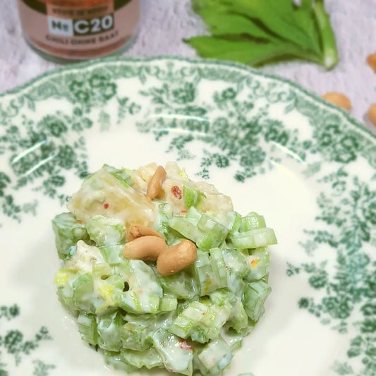 Stangenselleriesalat mit Chili, Erdnüssen und Ananas