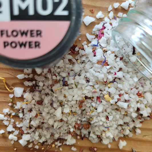 Flower Power Luisenhaller Tiefensalz - feines Natur-Salz mit bunten Blüten zum Verfeinern von Salaten, Suppen, Gemüse und Käse