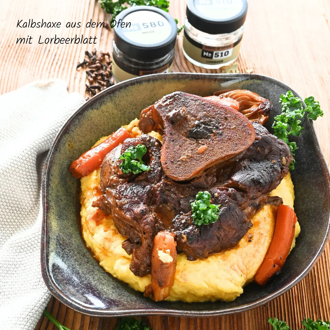 Kalbshaxe aus dem Ofen mit Lorbeer - langsam geschmort, zart und aromatisch, verfeinert mit edlen Lorbeerblättern für klassischen Genuss.