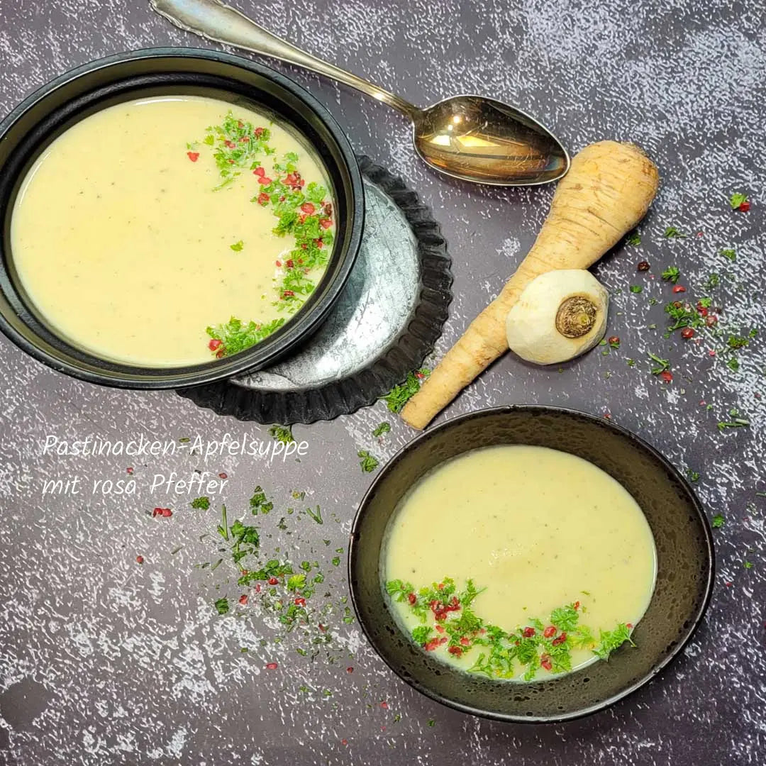 Pastinaken-Apfelsuppe mit Zitronenpfeffer - cremig, fruchtig und frisch-würzig, eine feine Suppe für leichte, aromatische Genussmomente.