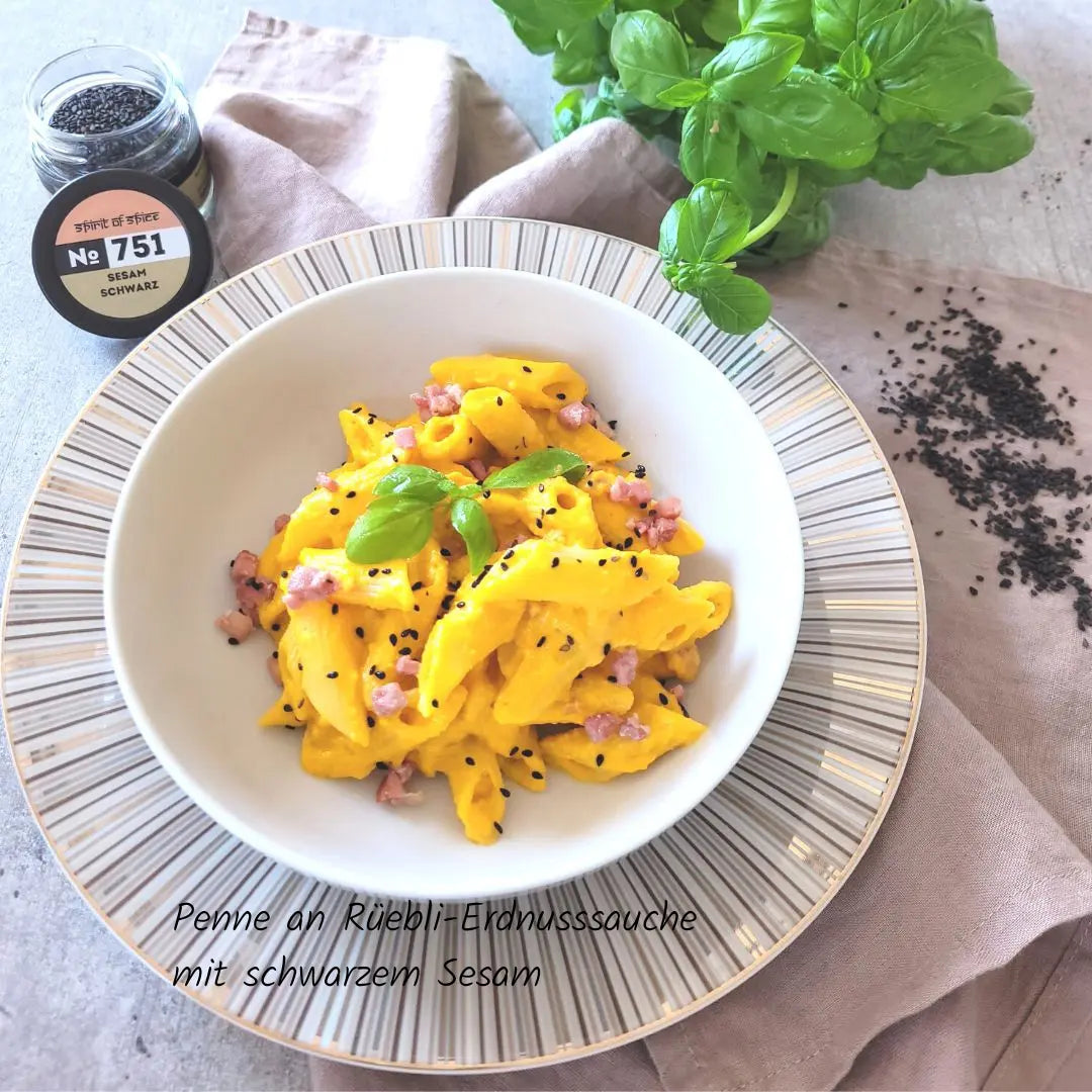 Penne an Rüebli-Erdnusssauce mit geröstetem Sesam - cremig, nussig und leicht süsslich, ein raffiniertes Pastagericht mit exotischer Note.