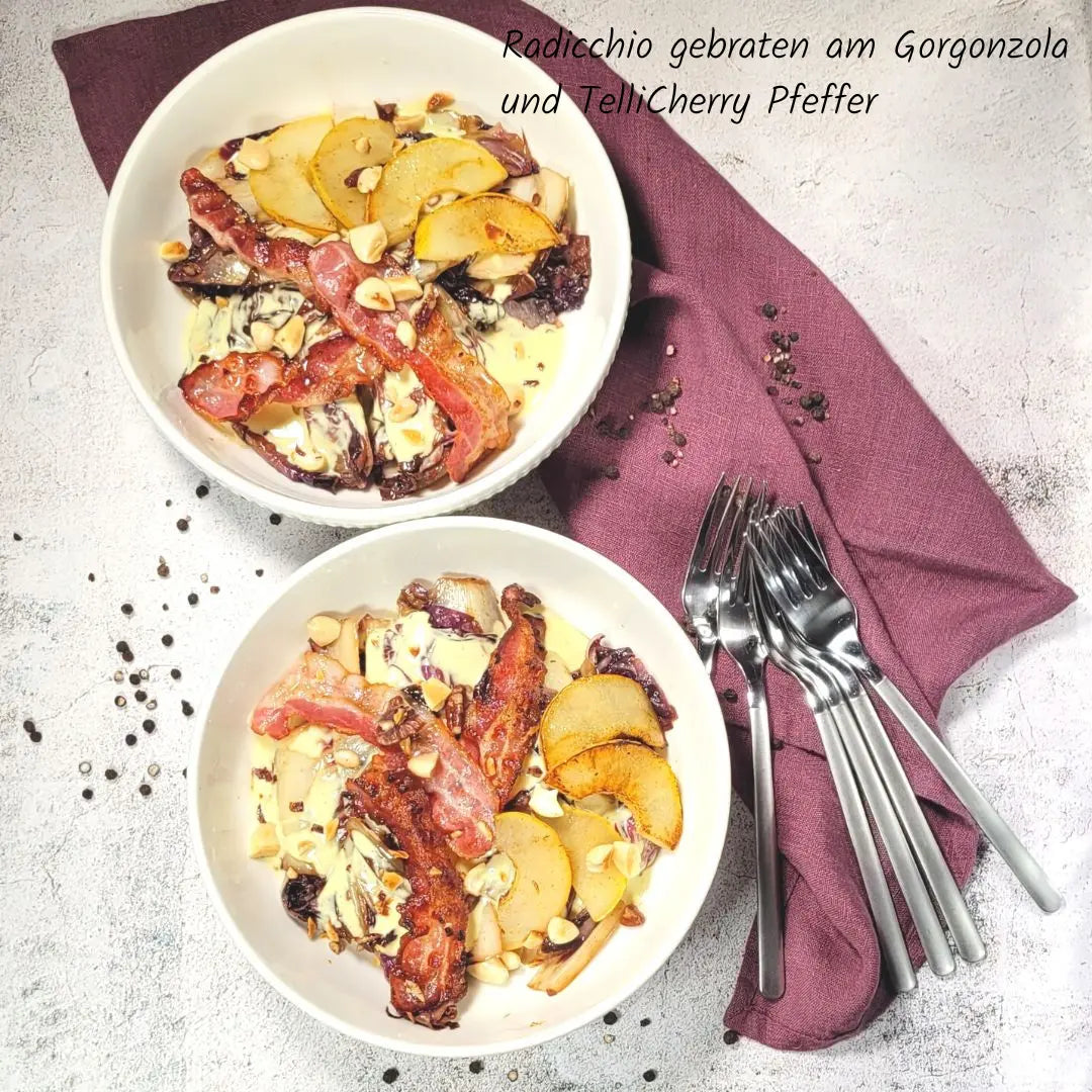 Gebratener Radicchio an Gorgonzolasauce mit Birne und Bacon - aromatisch, herzhaft und fein bitter, ein elegantes Gericht für besondere Momente.