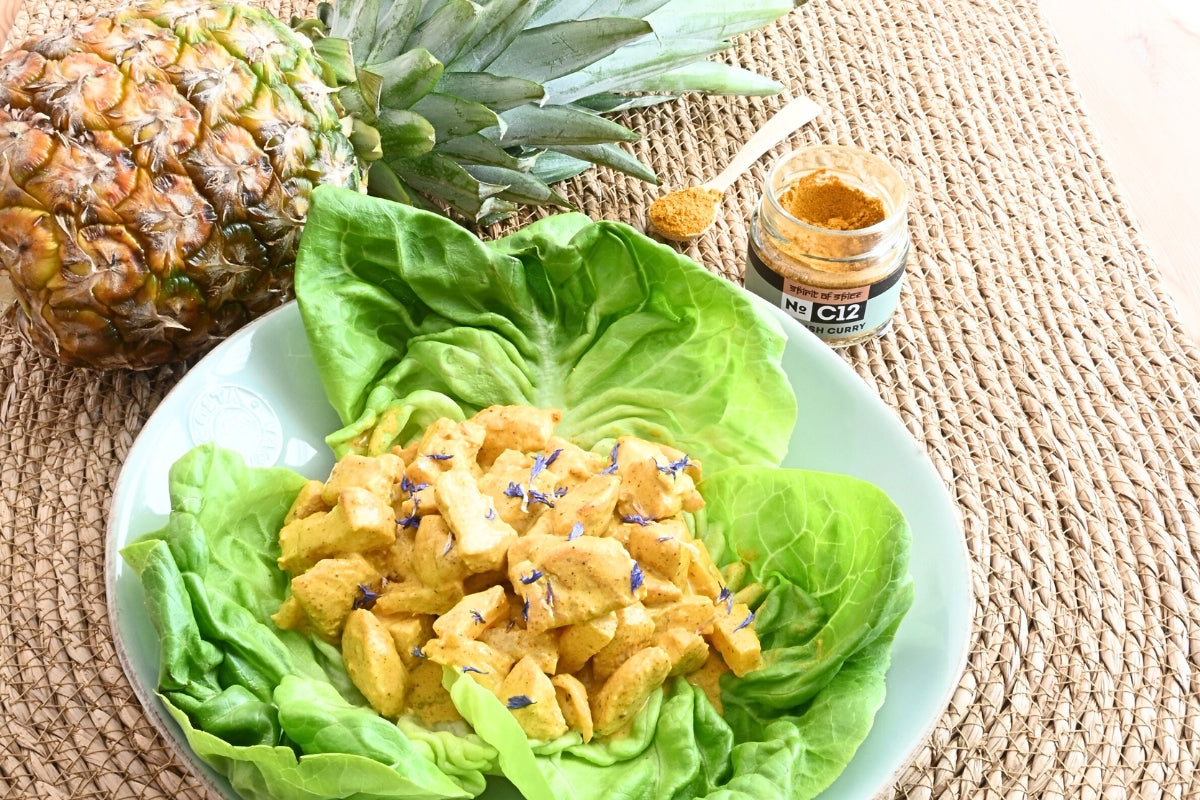 Pouletsalat mit Ananas und English Curry - fruchtig, würzig und cremig, serviert in frischen Salatblättern