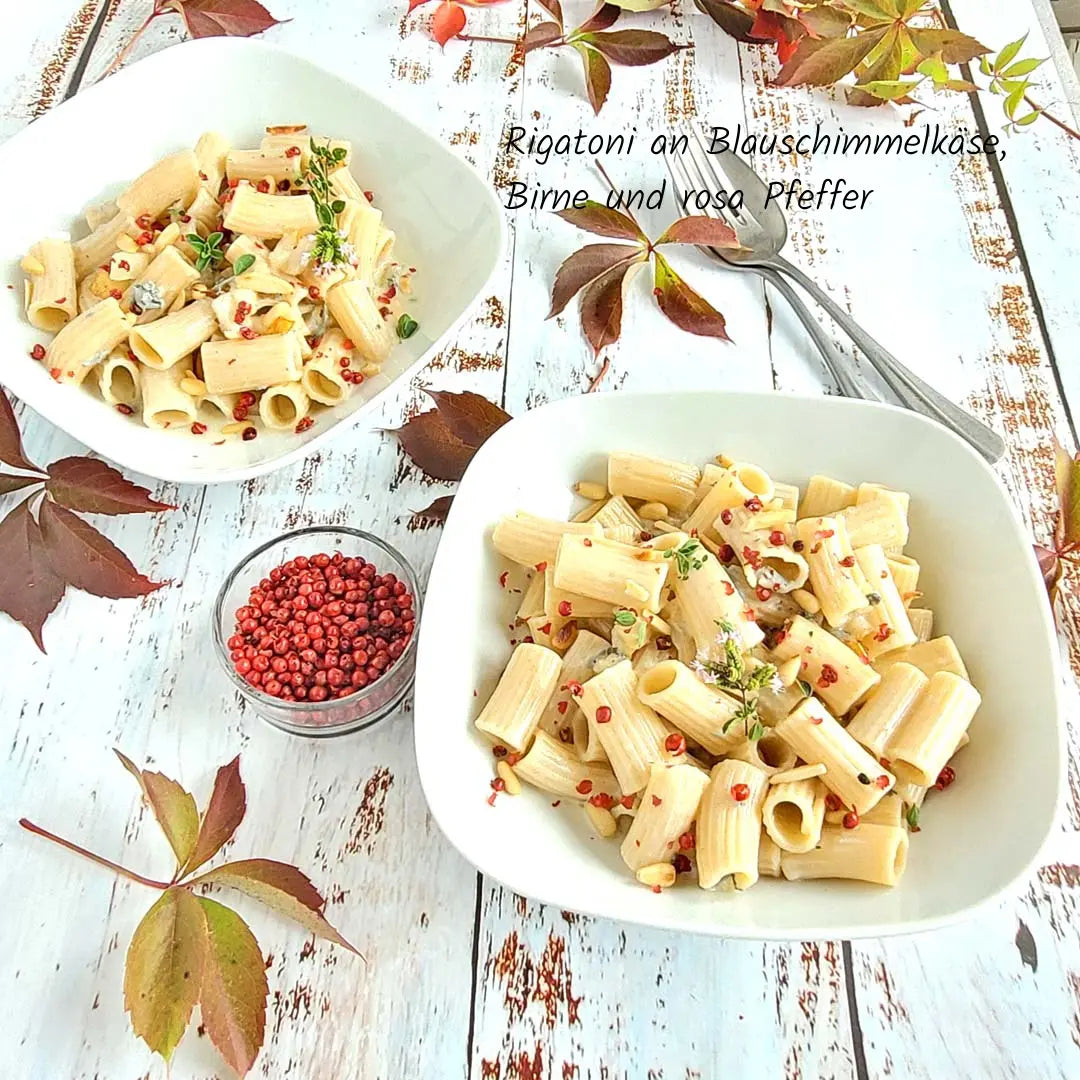 Rigatoni mit Blauschimmelkäse, Birne und rosa Pfeffer - cremig, fruchtig und fein-würzig, ein raffiniertes Pasta-Gericht für Geniesser.