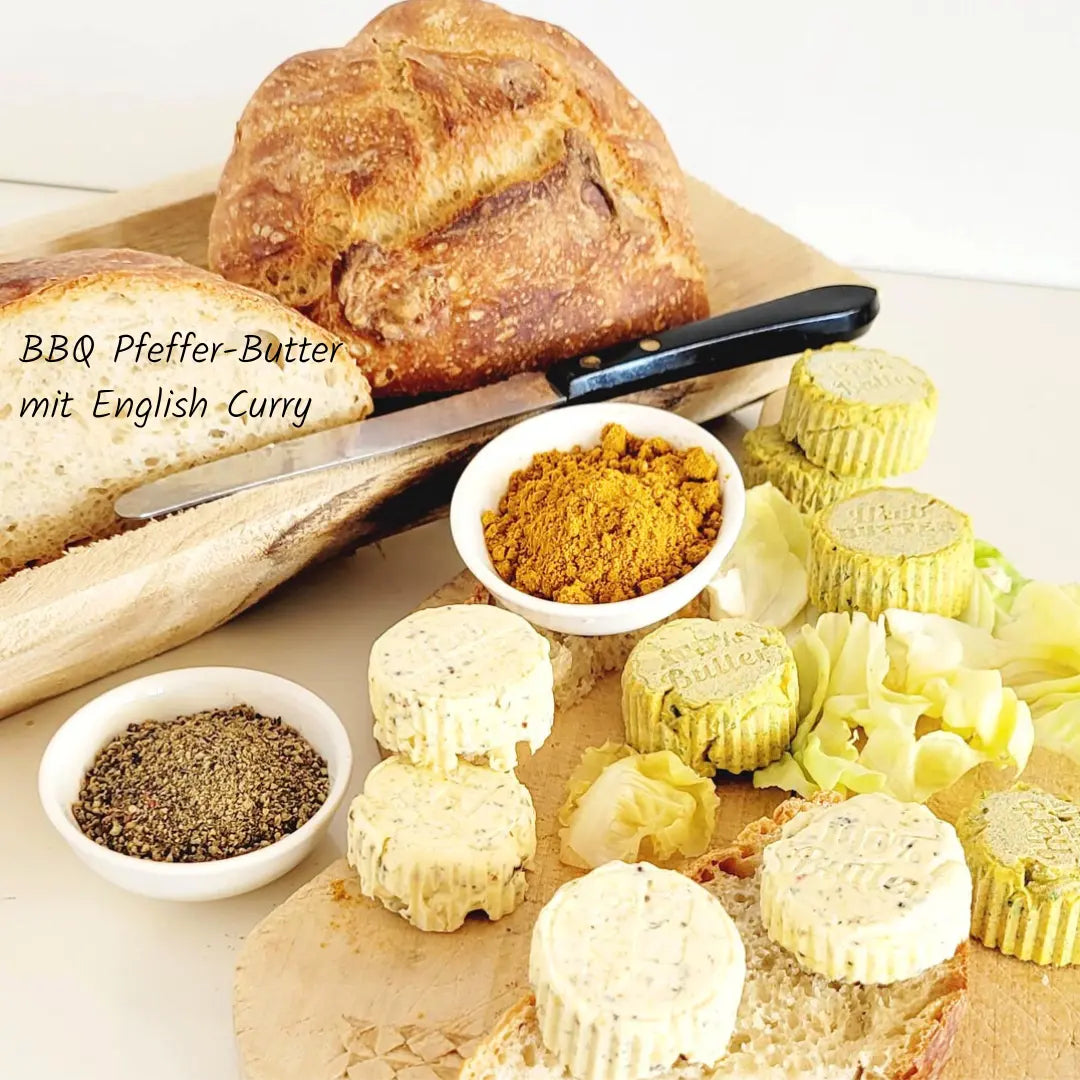 BBQ Pfeffer- und English Curry Butter - aromatische Buttervariationen mit Pfeffer und mildem Curry, perfekt zu Grillfleisch, Gemüse oder frischem Brot.