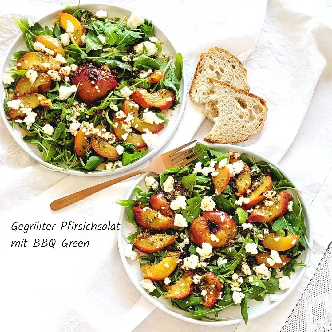 Rezept für sommerlichen gegrillten Pfirsichsalat mit Feta und BBQ Green Gewürz