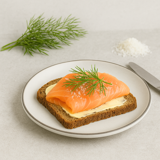 Vollkornbrot mit Lachs, verfeinert mit Küsstensalz