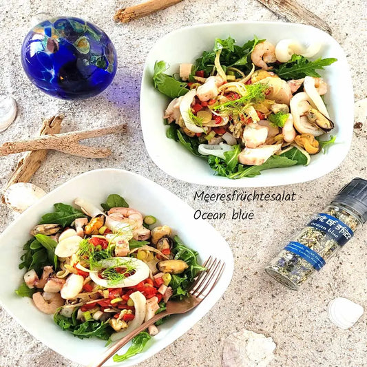 Frischer Meeresfrüchtesalat mit Garnelen, Muscheln und Calamari, verfeinert mit der aromatischen Ocean Blue Gewürzmischung - sommerlich, leicht und mediterran.
