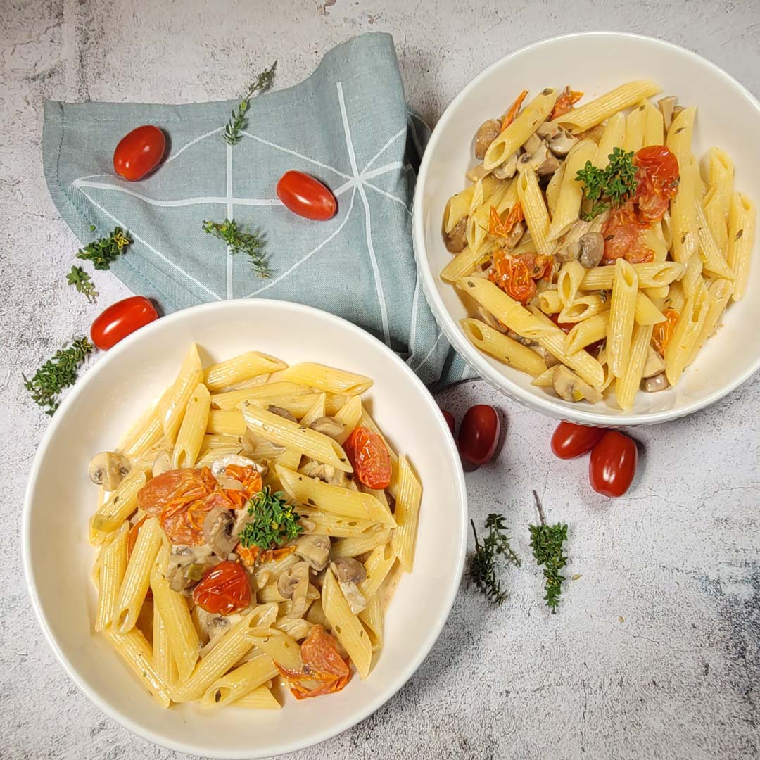 Penne mit Pilzen & Weissweinrahm – cremig, würzig und fein veredelt mit Voatsiperifery Pfeffer, perfekt für Pasta-Liebhaber.