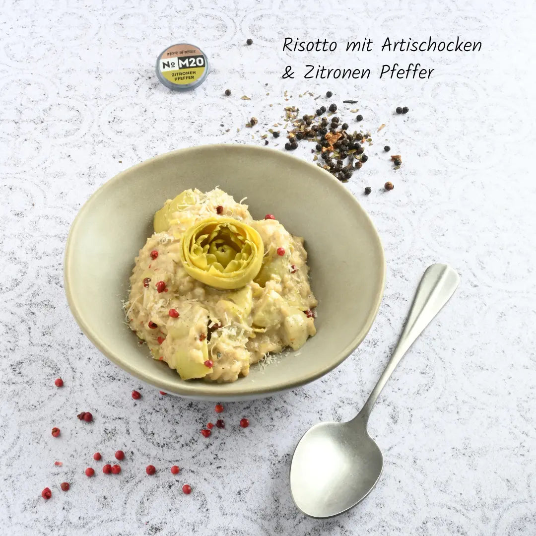 Cremiges Risotto mit zarten Artischocken, fein geriebenem Parmesan und aromatischem Zitronenpfeffer, verfeinert mit rosa Pfefferbeeren.
