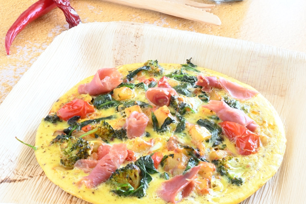 Spanische Tortilla mit Gemüse und Schinken, verfeinert mit Chipotle Chili - würzig, aromatisch und leicht rauchig im Geschmack.