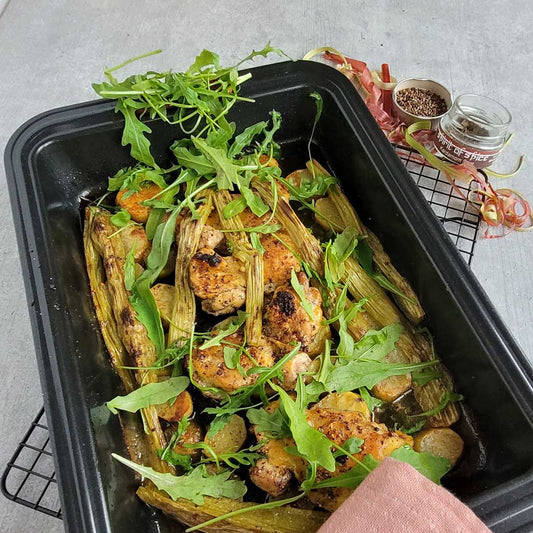 Leckeres Hähnchen mit Rhabarber, Kartoffeln, Rucola und Kardamom