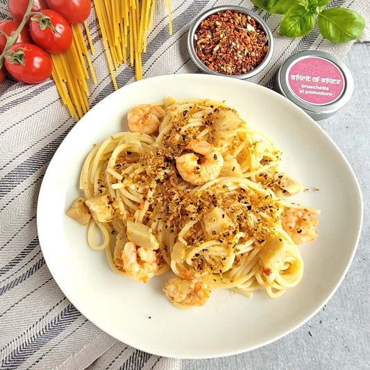 Ein Teller Pasta mit erfrischender Zitrone, Garnelen und Bruschette