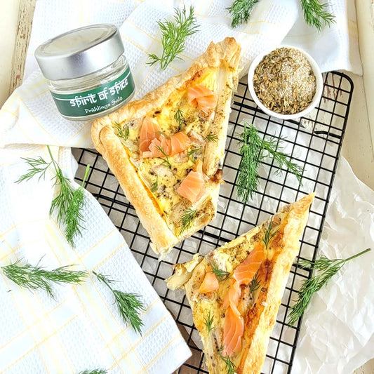 Spargel-Lachsquiche auf knusprigem Blätterteig mit Frühlingssalz