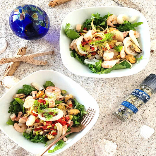 Meeresfrüchtesalat mit Peperoni, Rucola und Frühlingszwiebel. Gewürzt mit Ocean blue von Spirit of Spice