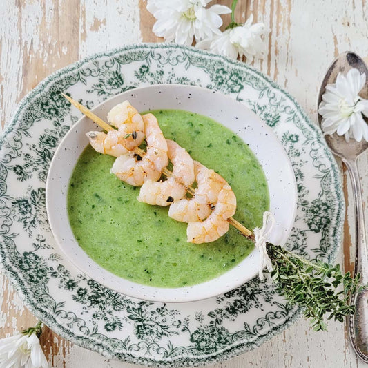Kalte grüne Suppe mit Garnelenspiess
