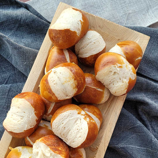 Hausgemachte Laugenbrötli mit Fleur de sel