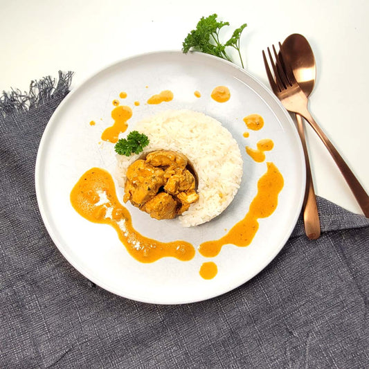 Curry mit Hähnchen, Gewürzen und Kokosmilch