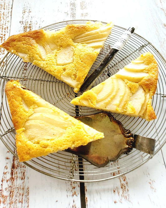 Blechkuchen mit Williamsbirnen, Polenta und Vanille aus Papua Neuginea