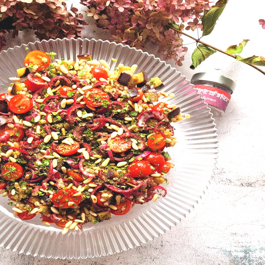 Crossoversalat mit Gerste, Auberginen, Tomaten, Kräutern und Sumach