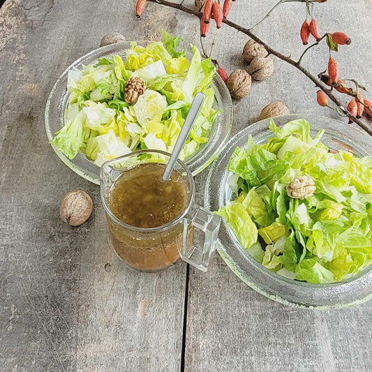 Salat an Quitten-Vanille Dressing mit gerösteten Fenchelsamen