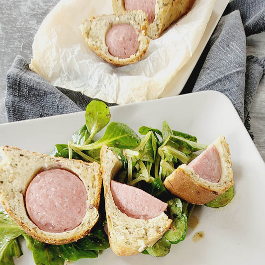 Herzhafte Wurst im gewürzten Brotteig gebacken