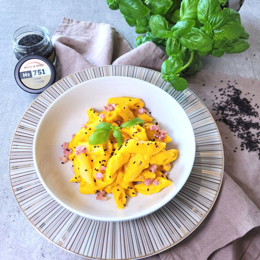 Penne an Rüebli-Erdnuss Sauce mit Sesam