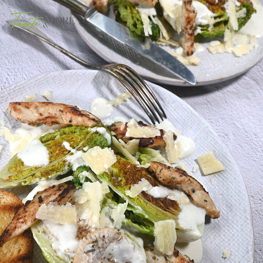 gebratener Romanasalat an Caesar Dressing & Pouletstreifen