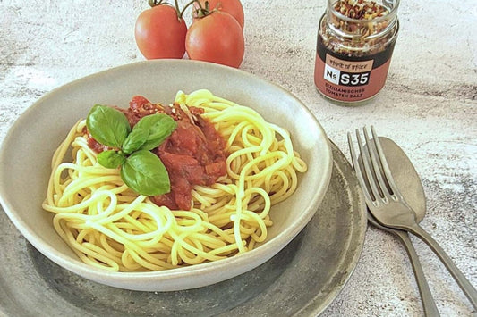 Schnelle Tomatensauce mit Tomatensalz – aromatisch & vielseitig