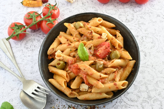 Pasta mit Oliven und Sardellen. Einfaches italienisches Rezept