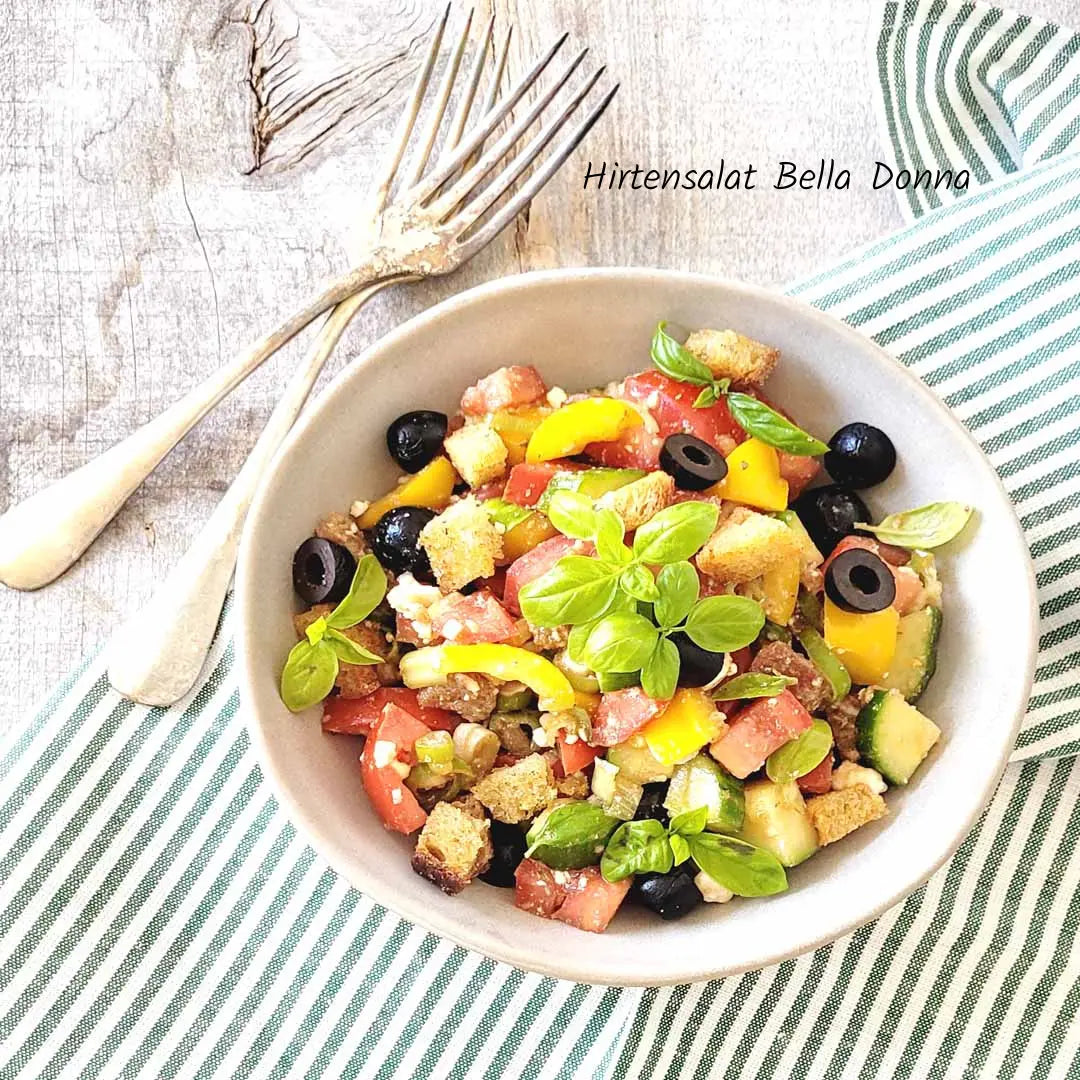 Hirtensalat Bella Donna Sommerrezept mit frischen Tomaten Paprika Gurken schwarzen Oliven knusprigen Brotwürfeln und Basilikum verfeinert mit der Gewürzmischung Bella Donna mediterrischer Sommersalat
