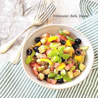Hirtensalat Bella Donna Sommerrezept mit frischen Tomaten Paprika Gurken schwarzen Oliven knusprigen Brotwürfeln und Basilikum verfeinert mit der Gewürzmischung Bella Donna mediterrischer Sommersalat