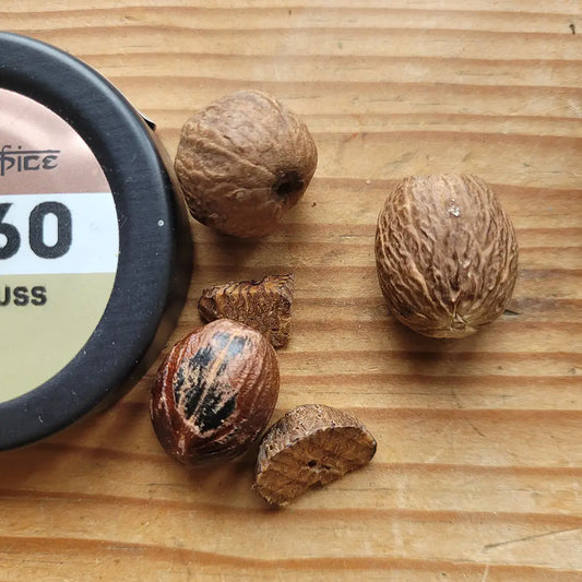 „Muskatnuss ganz - aromatisch warm mit nussig-würzigen Noten für Kartoffelgerichte, Gemüse und Backwaren"