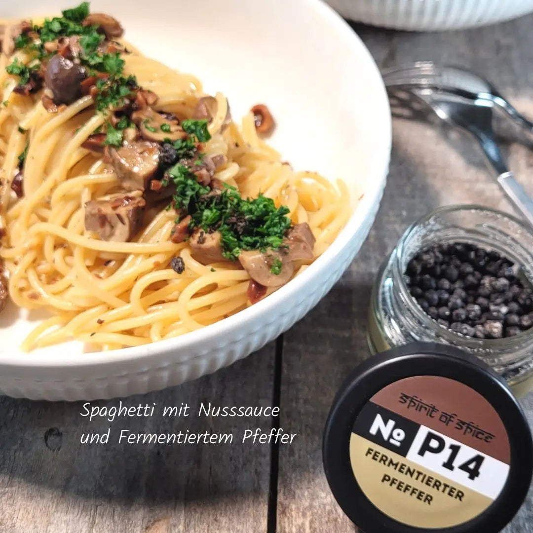 Spaghetti an Nusssauce mit fermentiertem Pfeffer - cremig, nussig und raffiniert gewürzt, ein edles Pasta-Gericht mit feiner Schärfe.