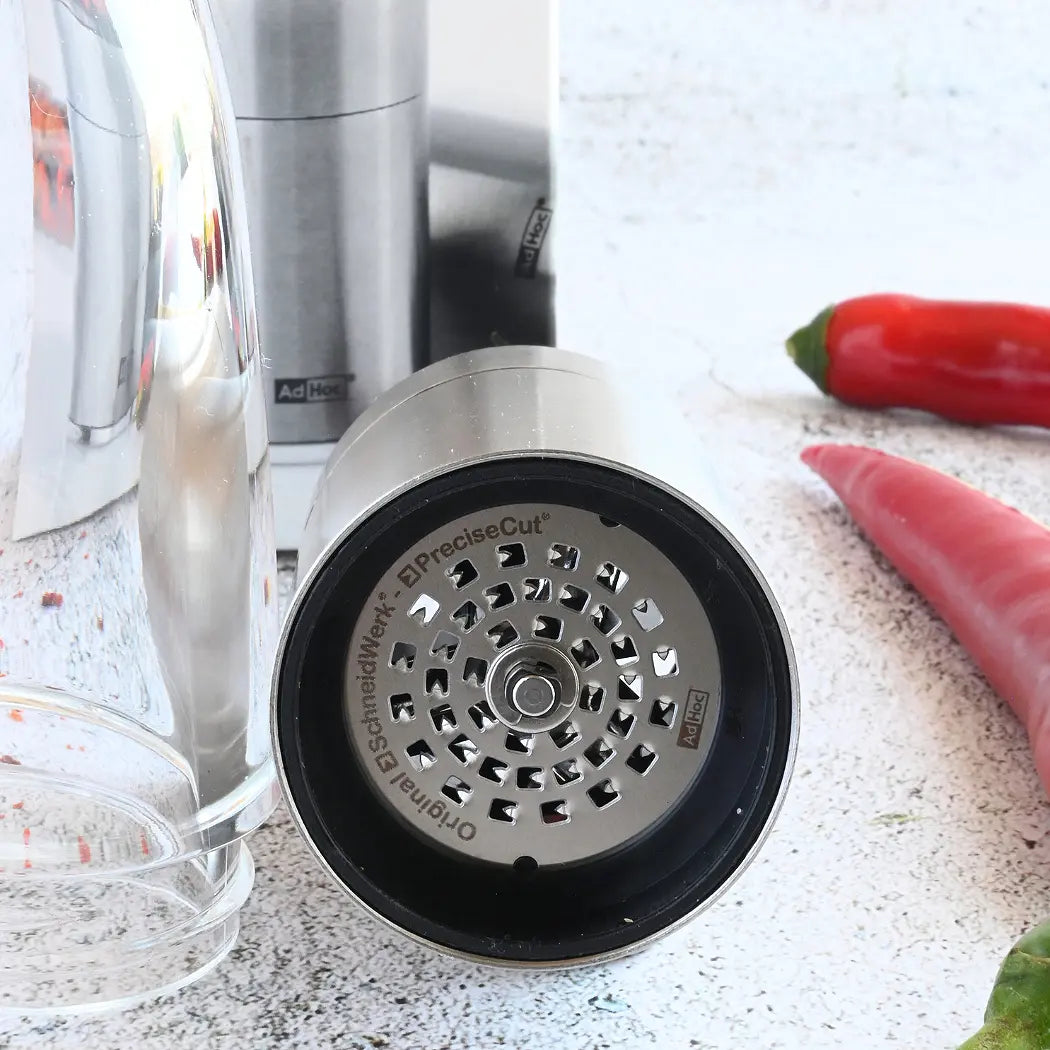 AdHoc Chilischneider PEPE. Gewürzmühle in Chili-Optik zum Zerkleinern von Chili, Pfeffer, Anis, Kümmel und weiteren Gewürzen, mit Aromaschutzkappe für volles Aroma