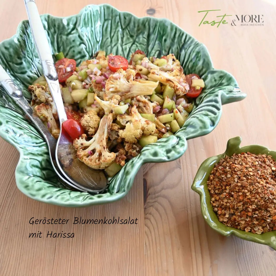 Gerösteter Blumenkohlsalat mit Harissa - würzig-scharfer Blumenkohlsalat mit nordafrikanischer Note, perfekt für orientalische Gemüsegerichte und Salate.
