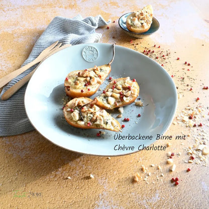 Überbackene Birnenhälften mit Chèvre Charlotte, Blauschimmelkäse, gehackten Nüssen und rosa Pfeffer - süss-herzhafte Delikatesse aus dem Ofen.