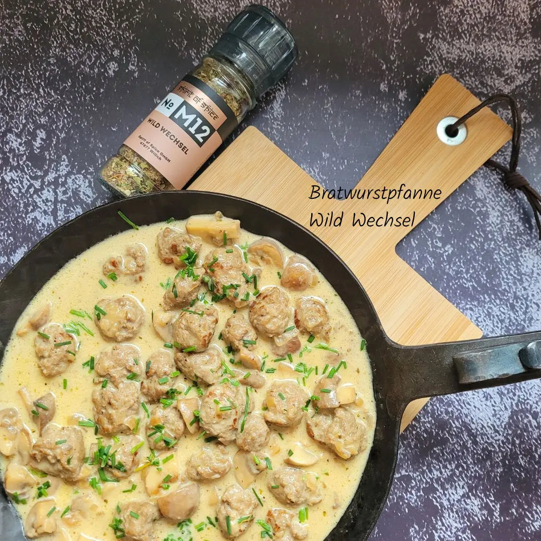 Bratwurstpfanne mit Wild Wechsel Gewürzmischung - aromatisch, würzig und perfekt für herzhafte Fleischgerichte und Schmorpfannen.